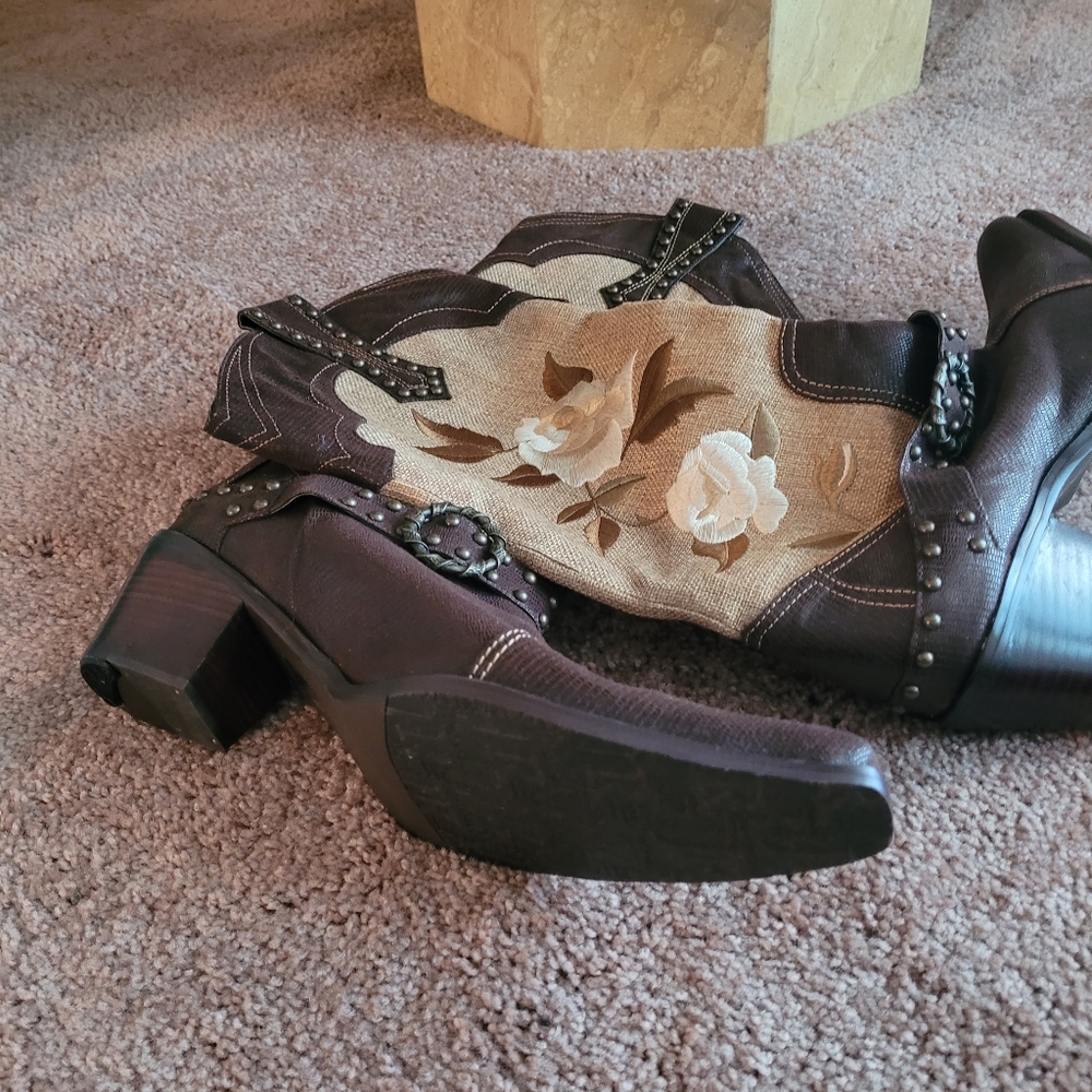 3 inch, Women's Cowboy boots. Size 11M